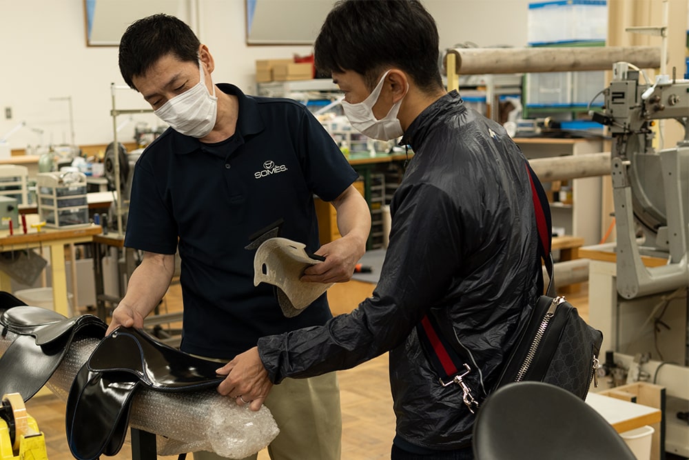 吉原騎手と馬具職人_砂川ファクトリー